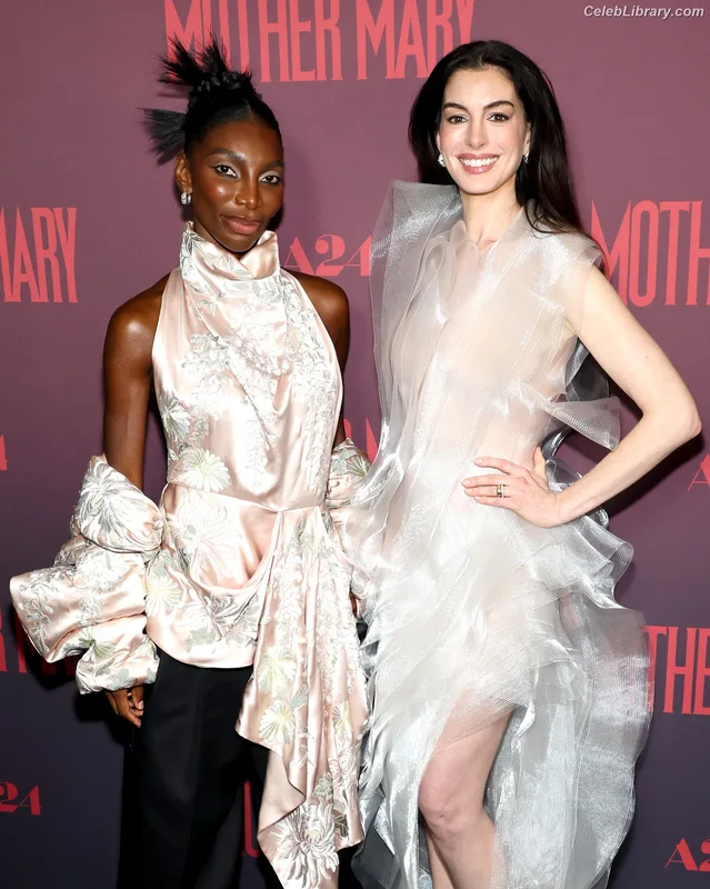 Anne Hathaway photo 17 of 1533