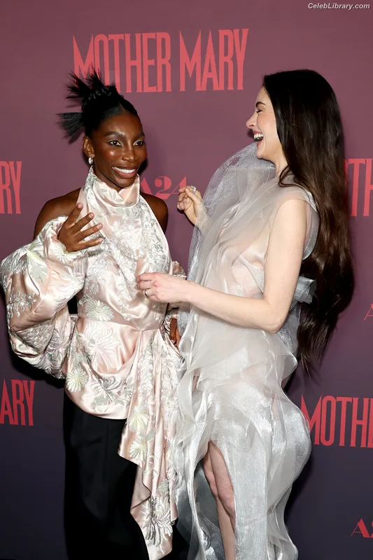 Anne Hathaway photo 18 of 1533