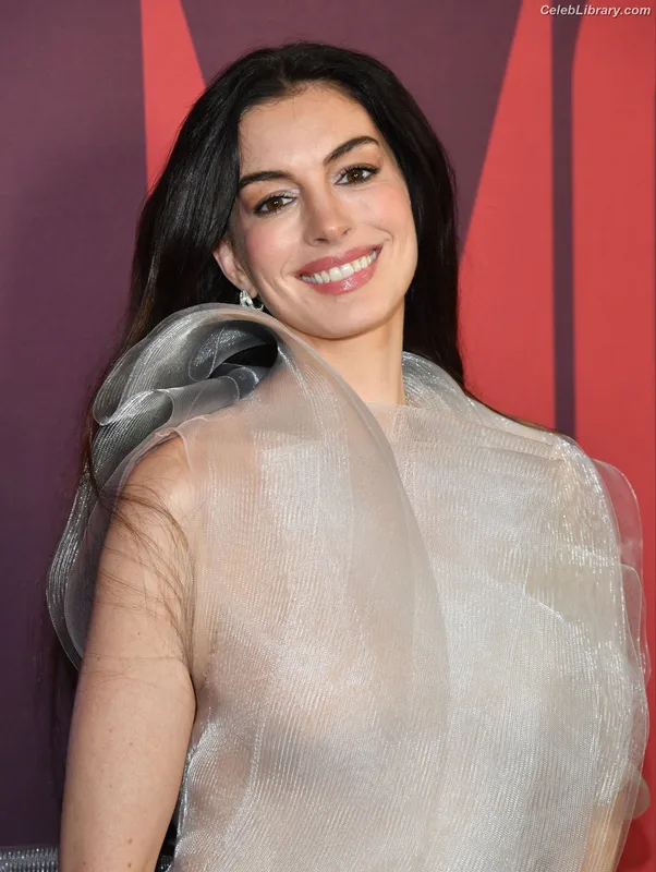 Anne Hathaway photo 19 of 1533