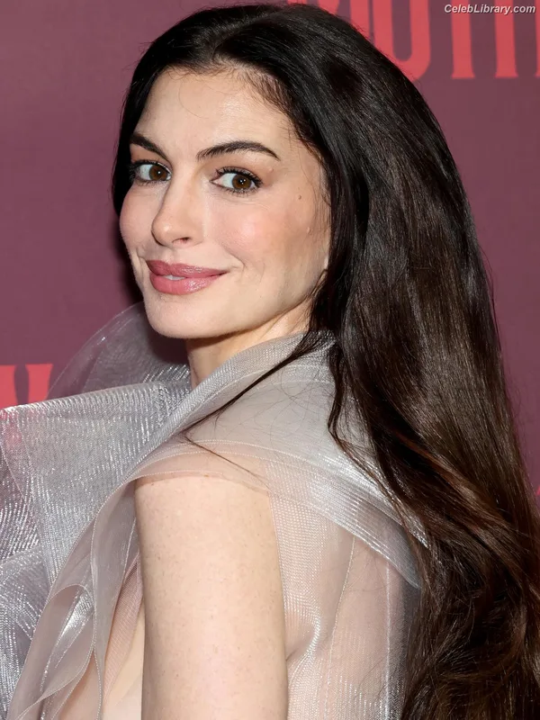 Anne Hathaway photo 2 of 1533