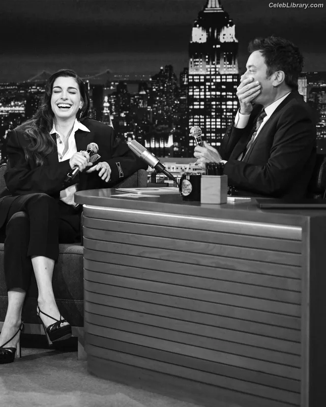 Anne Hathaway photo 3 of 1533