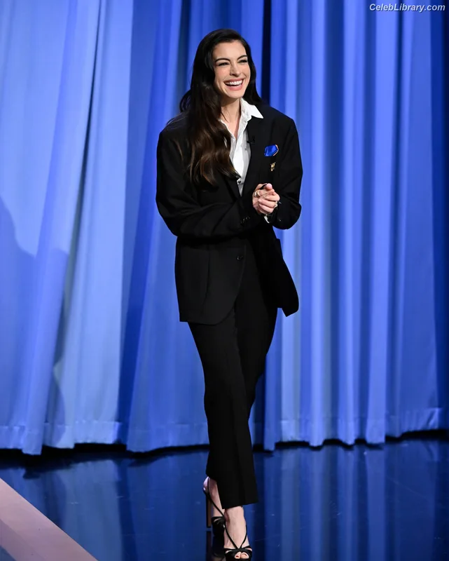Anne Hathaway photo 4 of 1533
