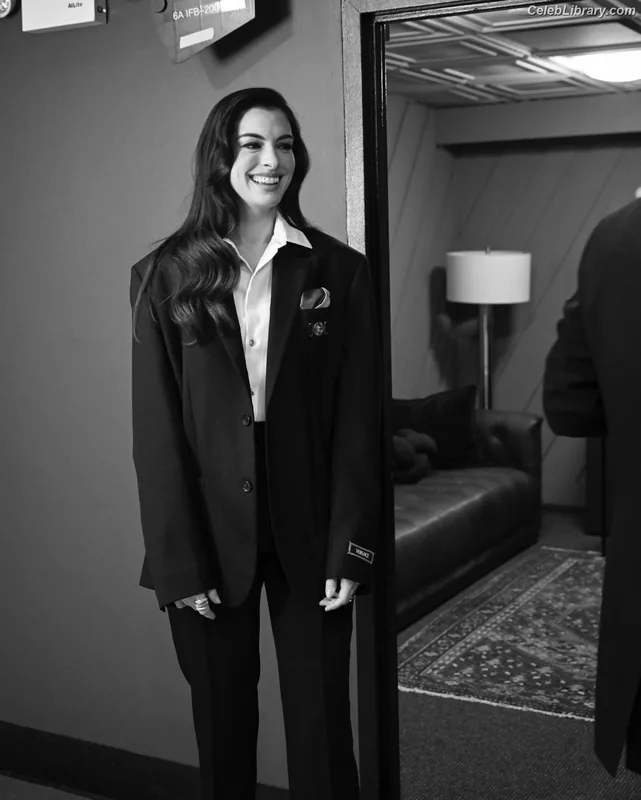 Anne Hathaway photo 5 of 1533