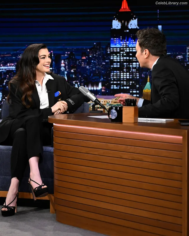 Anne Hathaway photo 6 of 1533