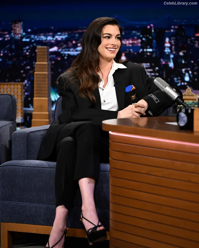 Anne Hathaway photo 8 of 1533