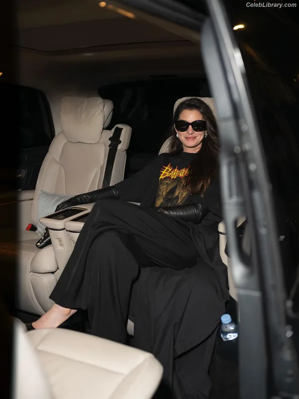 Anne Hathaway photo 13 of 1533