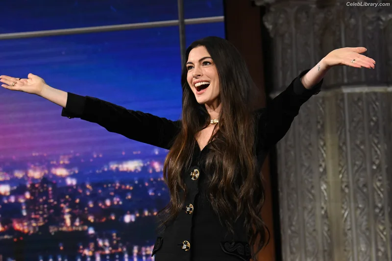 Anne Hathaway photo 24 of 1533