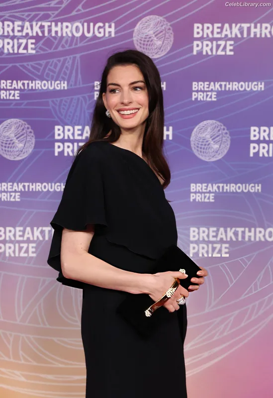 Anne Hathaway photo 3 of 1533