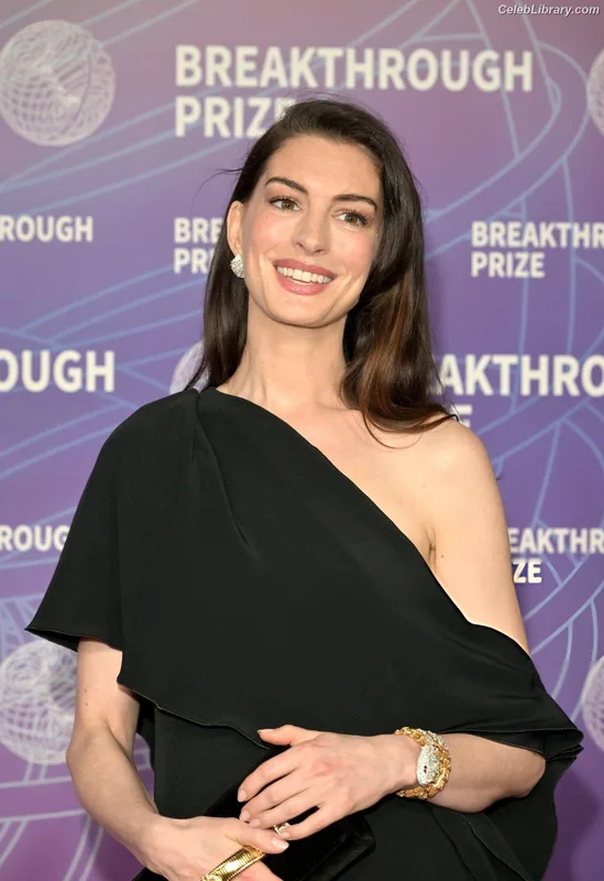 Anne Hathaway photo 5 of 1533