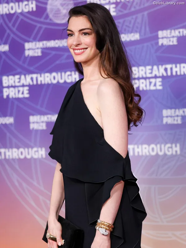 Anne Hathaway photo 8 of 1533