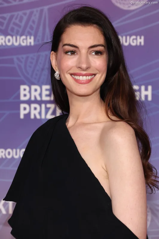 Anne Hathaway photo 12 of 1533