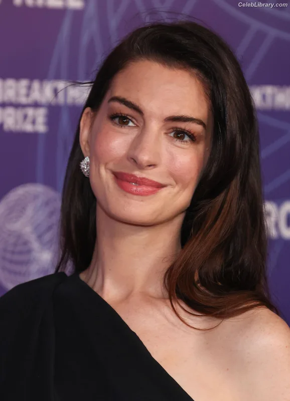 Anne Hathaway photo 13 of 1533
