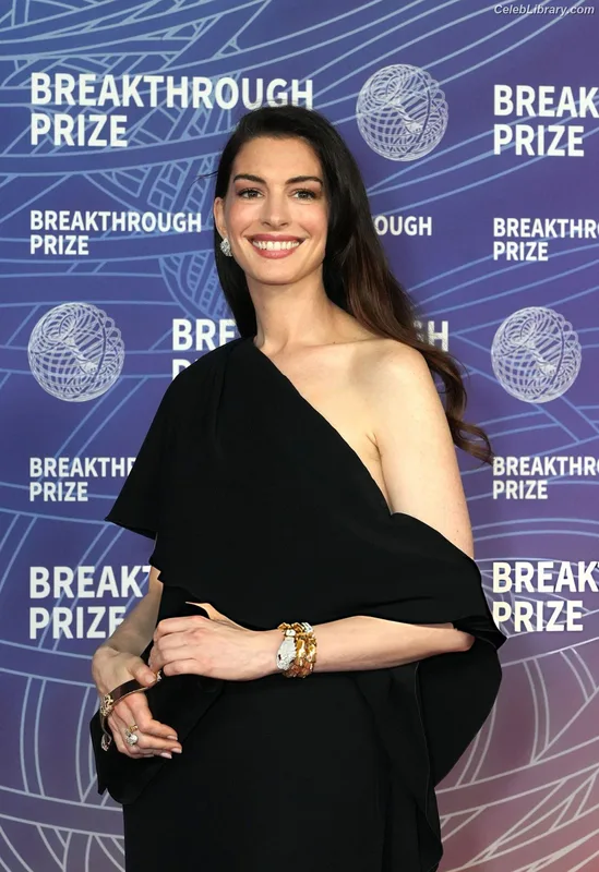 Anne Hathaway photo 15 of 1533