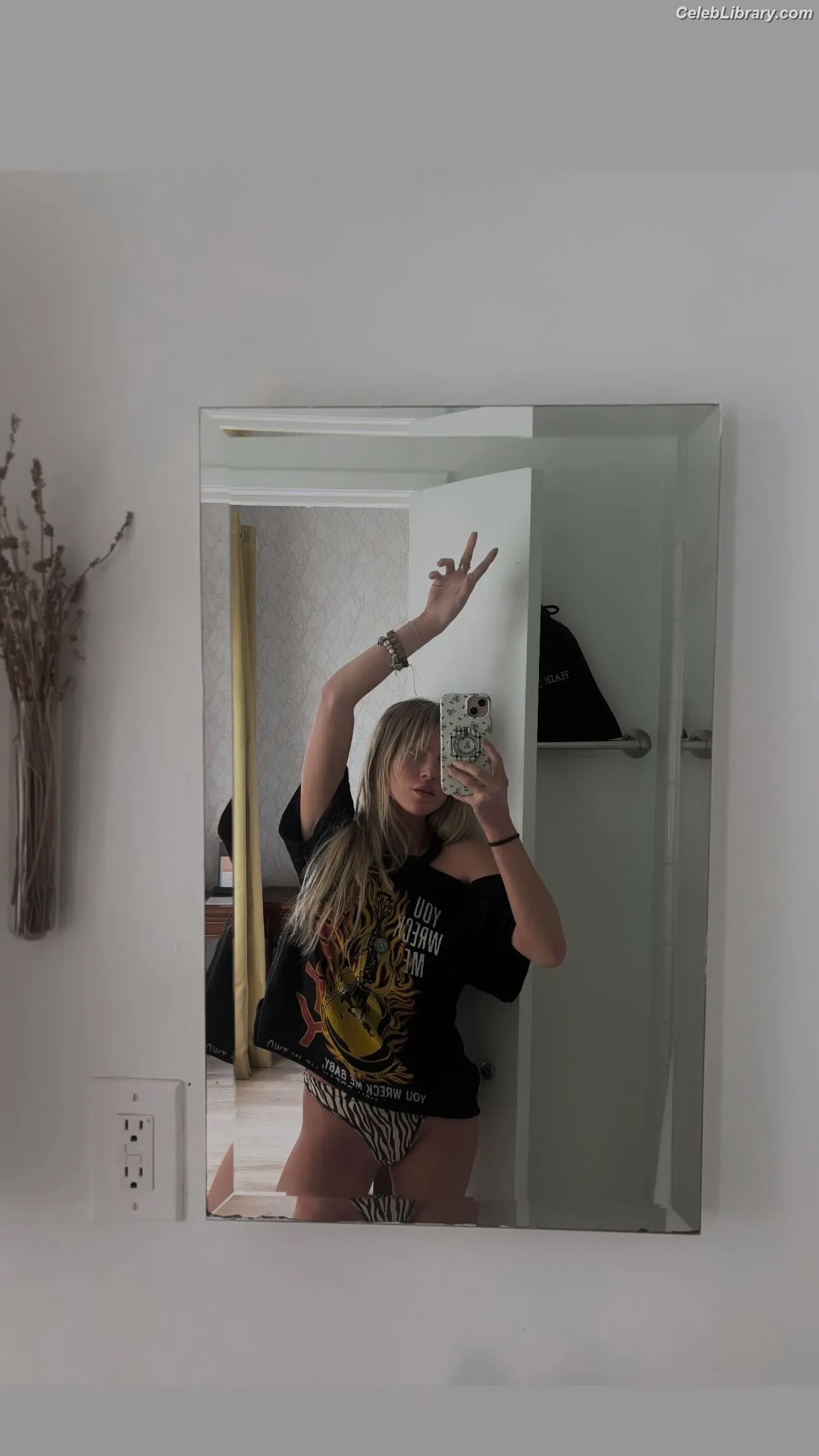 Anne Winters photo 4 of 470