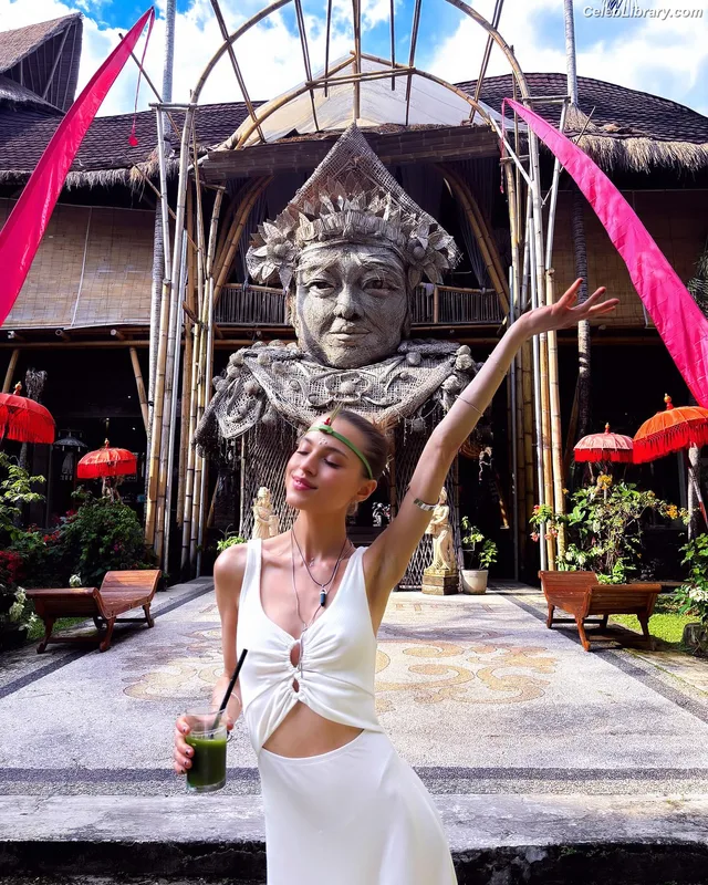 Anne Winters photo 7 of 471