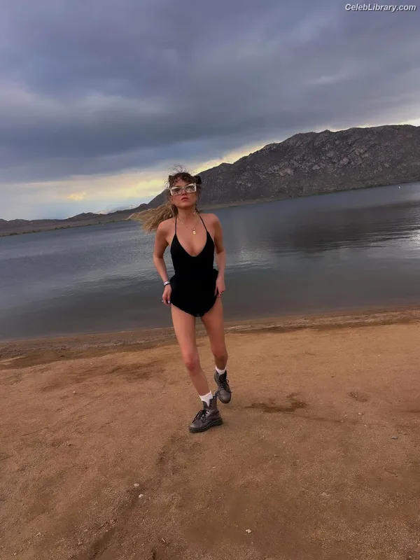 Anne Winters photo 3 of 471