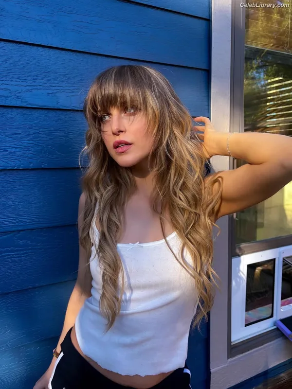 Anne Winters photo 3 of 471