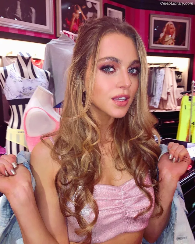 Anne Winters photo 16 of 471