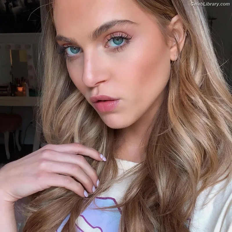 Anne Winters photo 19 of 471