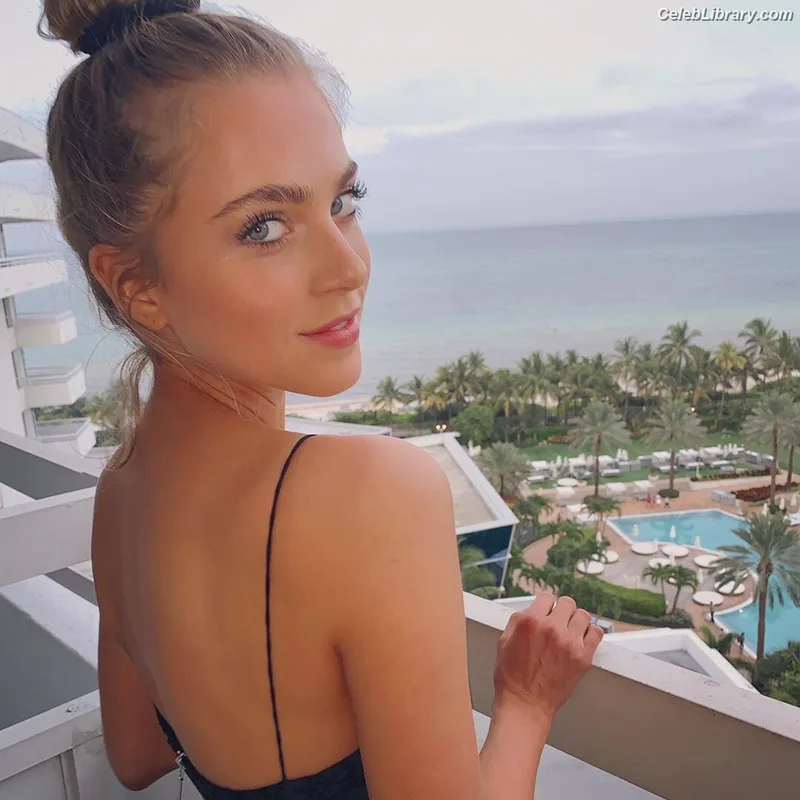 Anne Winters photo 4 of 471