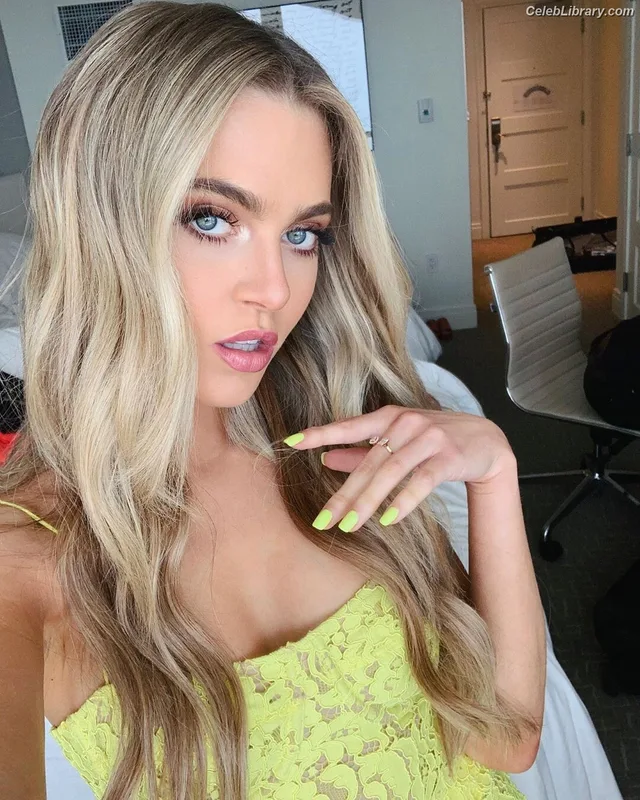 Anne Winters photo 9 of 471