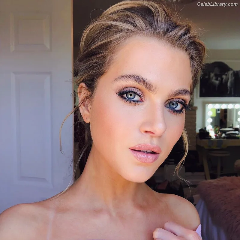 Anne Winters photo 24 of 471