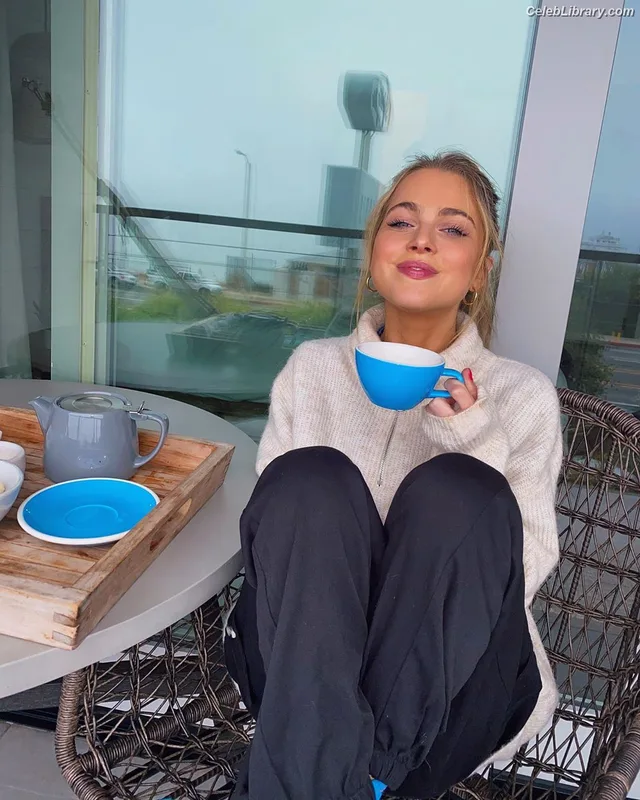 Anne Winters photo 22 of 471