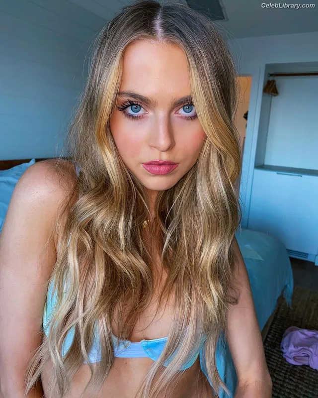 Anne Winters photo 3 of 471