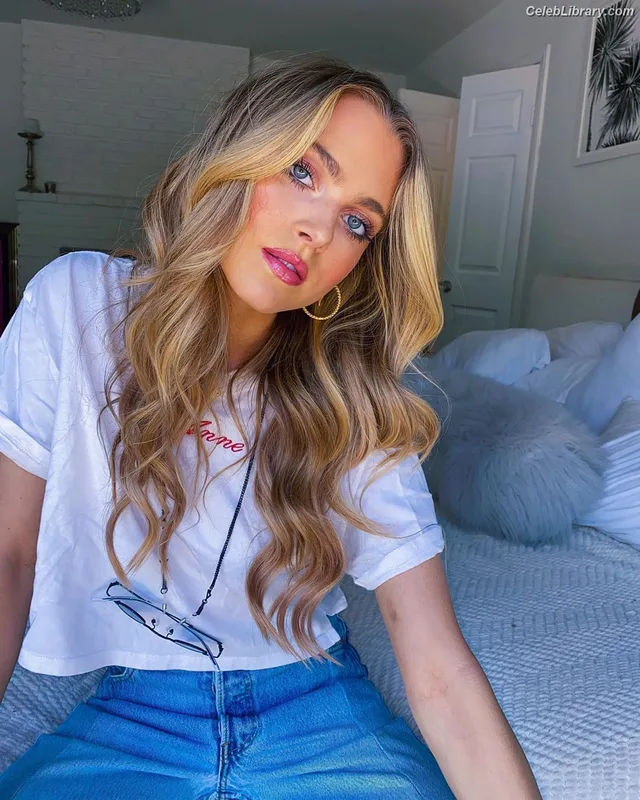 Anne Winters photo 7 of 471