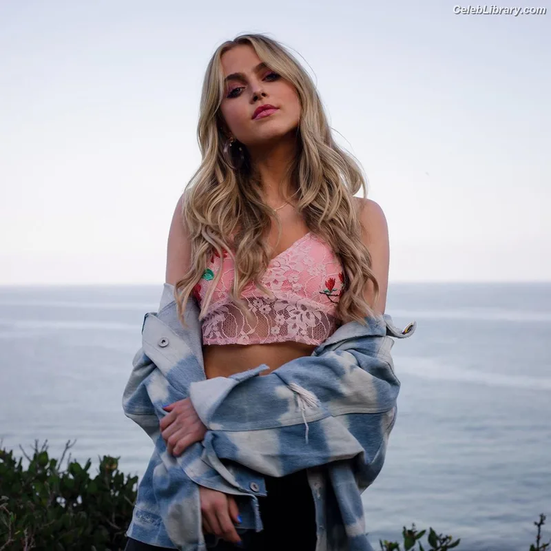 Anne Winters photo 1 of 471
