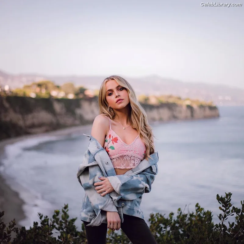 Anne Winters photo 11 of 471