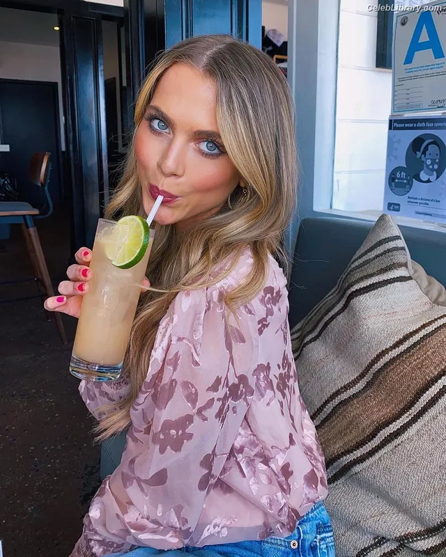 Anne Winters photo 14 of 471