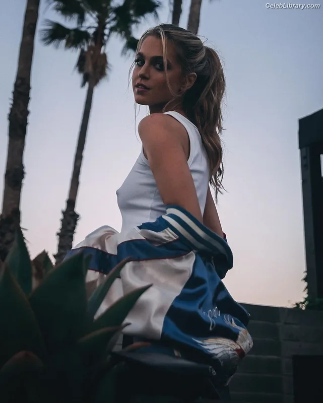 Anne Winters photo 15 of 471