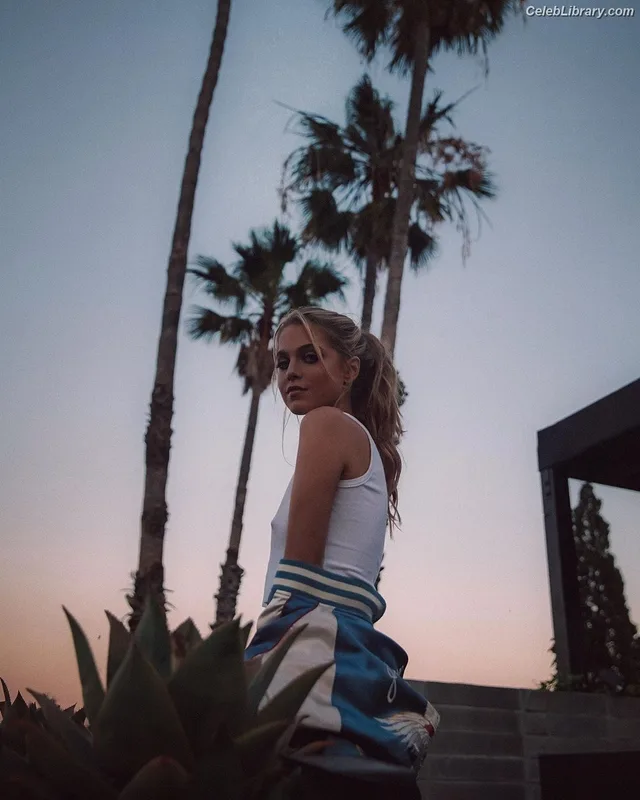Anne Winters photo 17 of 471