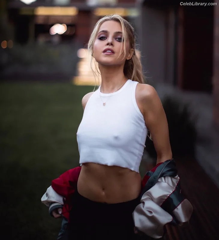 Anne Winters photo 23 of 471