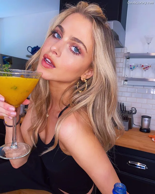 Anne Winters photo 4 of 471