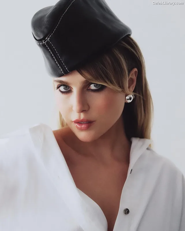 Anne Winters photo 10 of 471