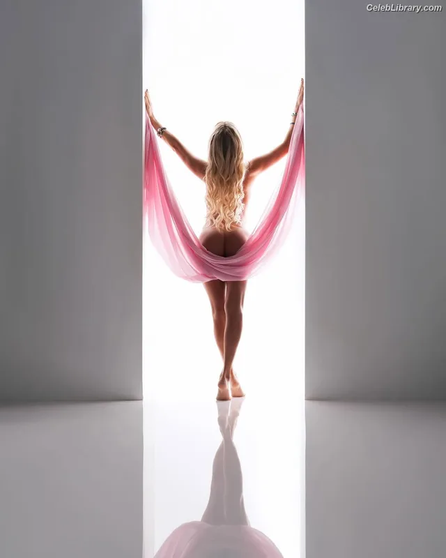 Anne Winters photo 22 of 471