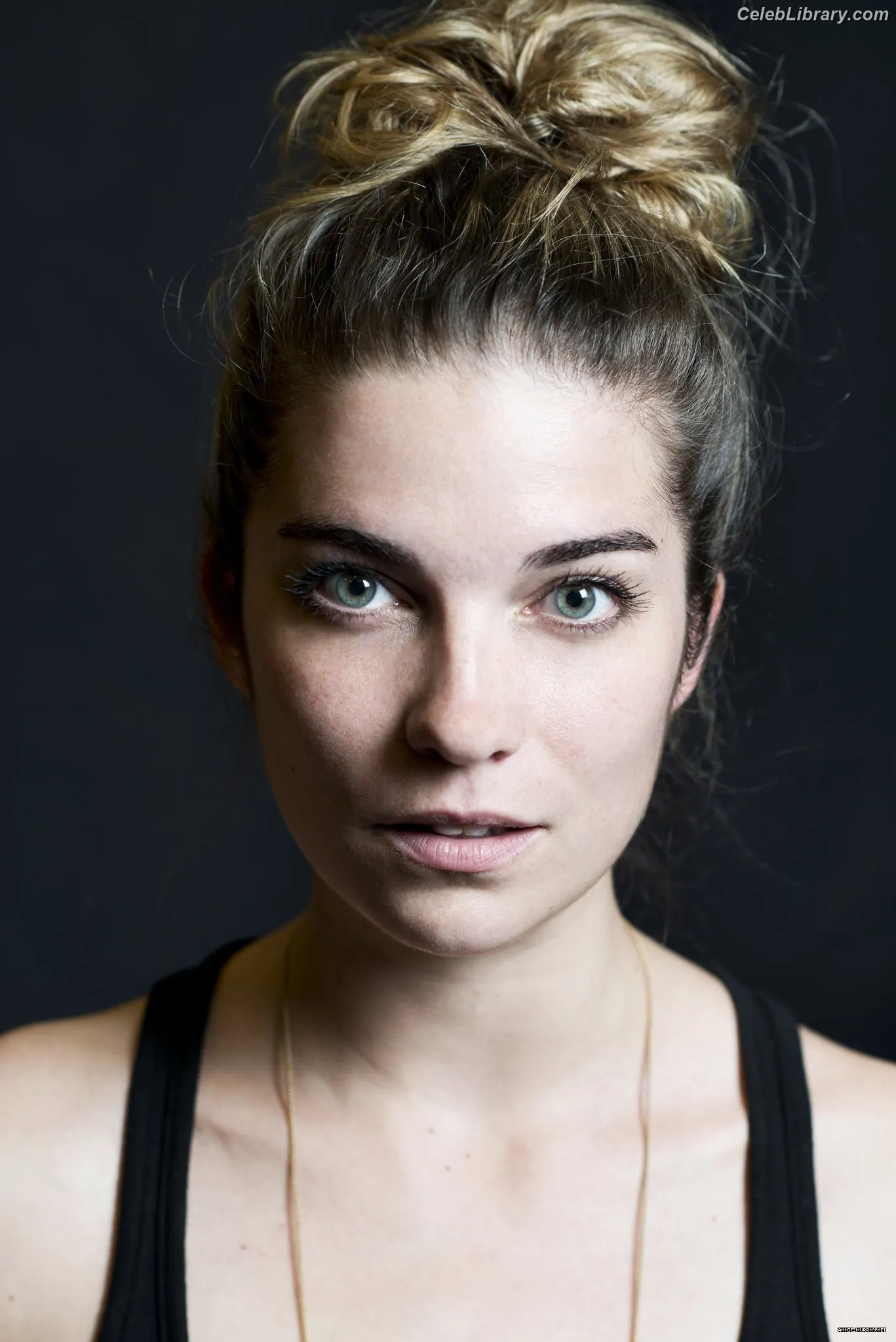 Annie Murphy photo 16 of 74