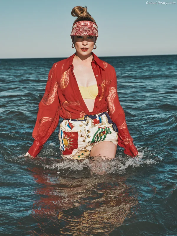 Annie Murphy photo 9 of 75