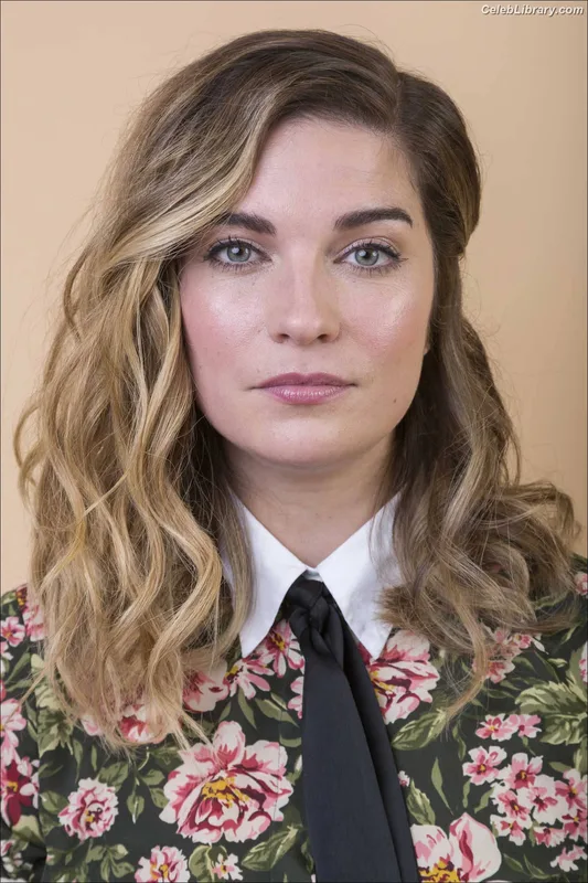Annie Murphy photo 15 of 75