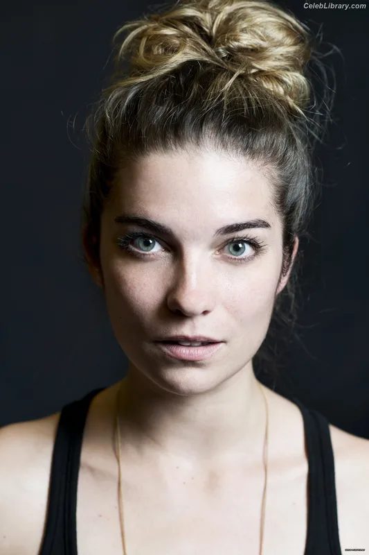Annie Murphy photo 16 of 75