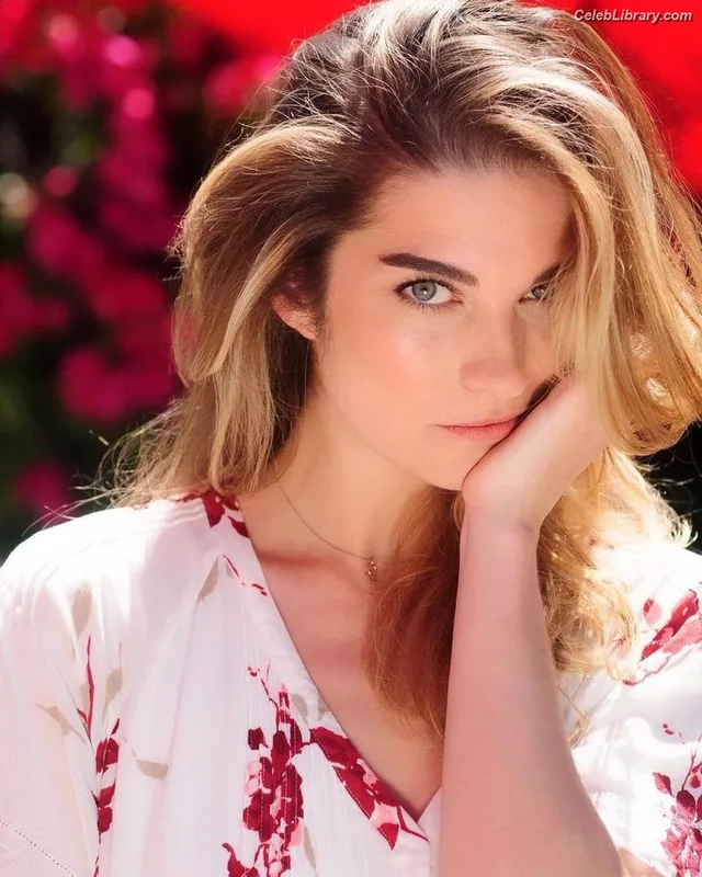 Annie Murphy photo 18 of 75