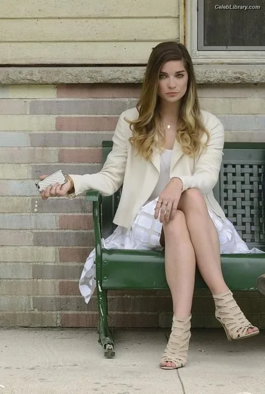 Annie Murphy photo 20 of 75