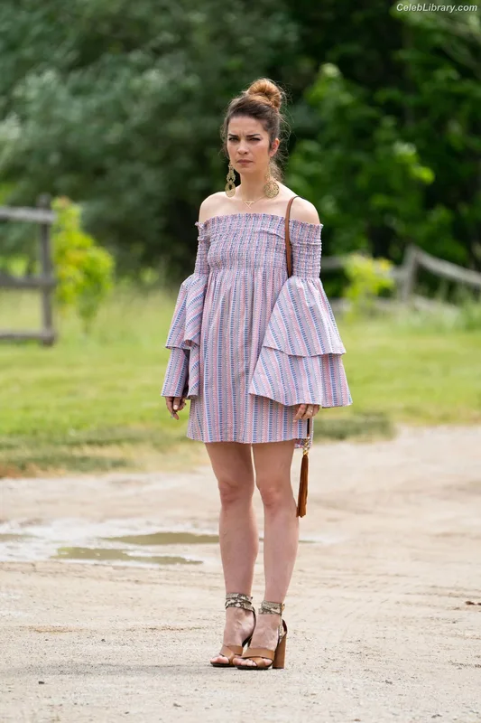 Annie Murphy photo 22 of 75