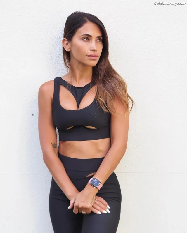 Antonela Roccuzzo photo 20 of 95