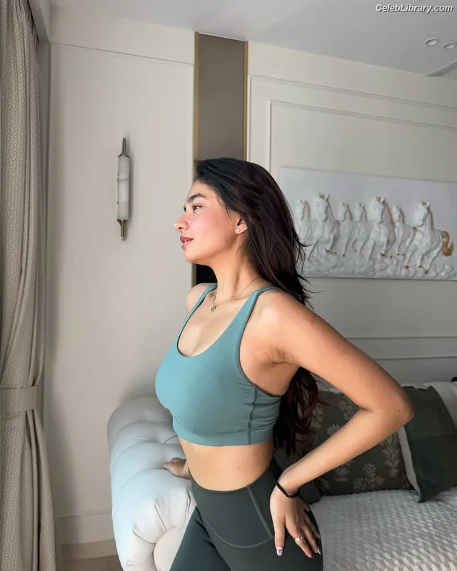 Anushka Sen photo 2 of 255