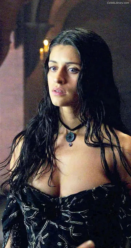 Anya Chalotra photo 1 of 59