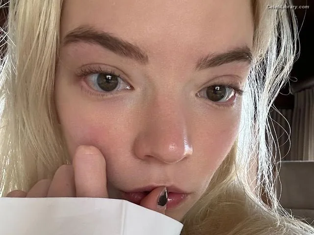 Anya Taylor-Joy photo 1 of 1440