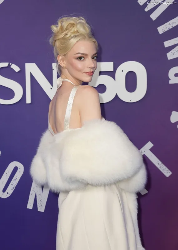 Anya Taylor-Joy photo 1 of 1440